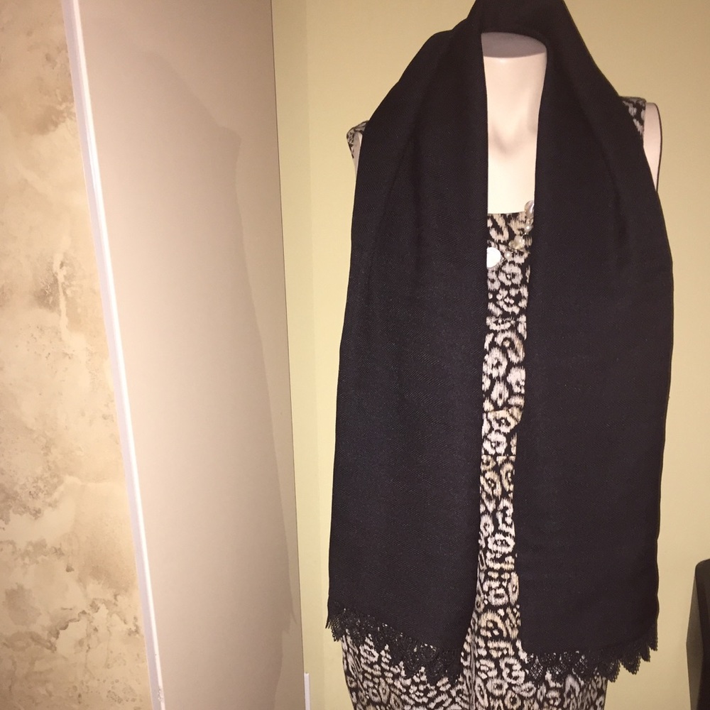 NEW WITHOUT TAG BLACK WRAP/ SCARF🌹 - Picture 2 of 13